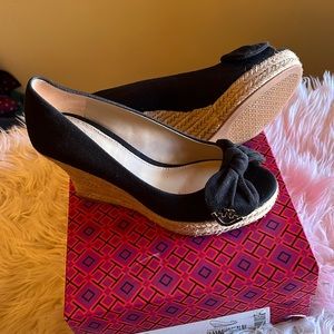 Tory Burch 85 mm black wedge espadrille. canvas.